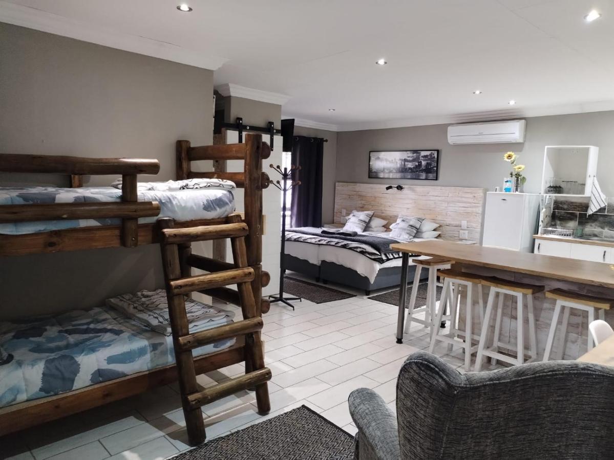 Villa Mariss Guesthouse Kraaifontein Esterno foto