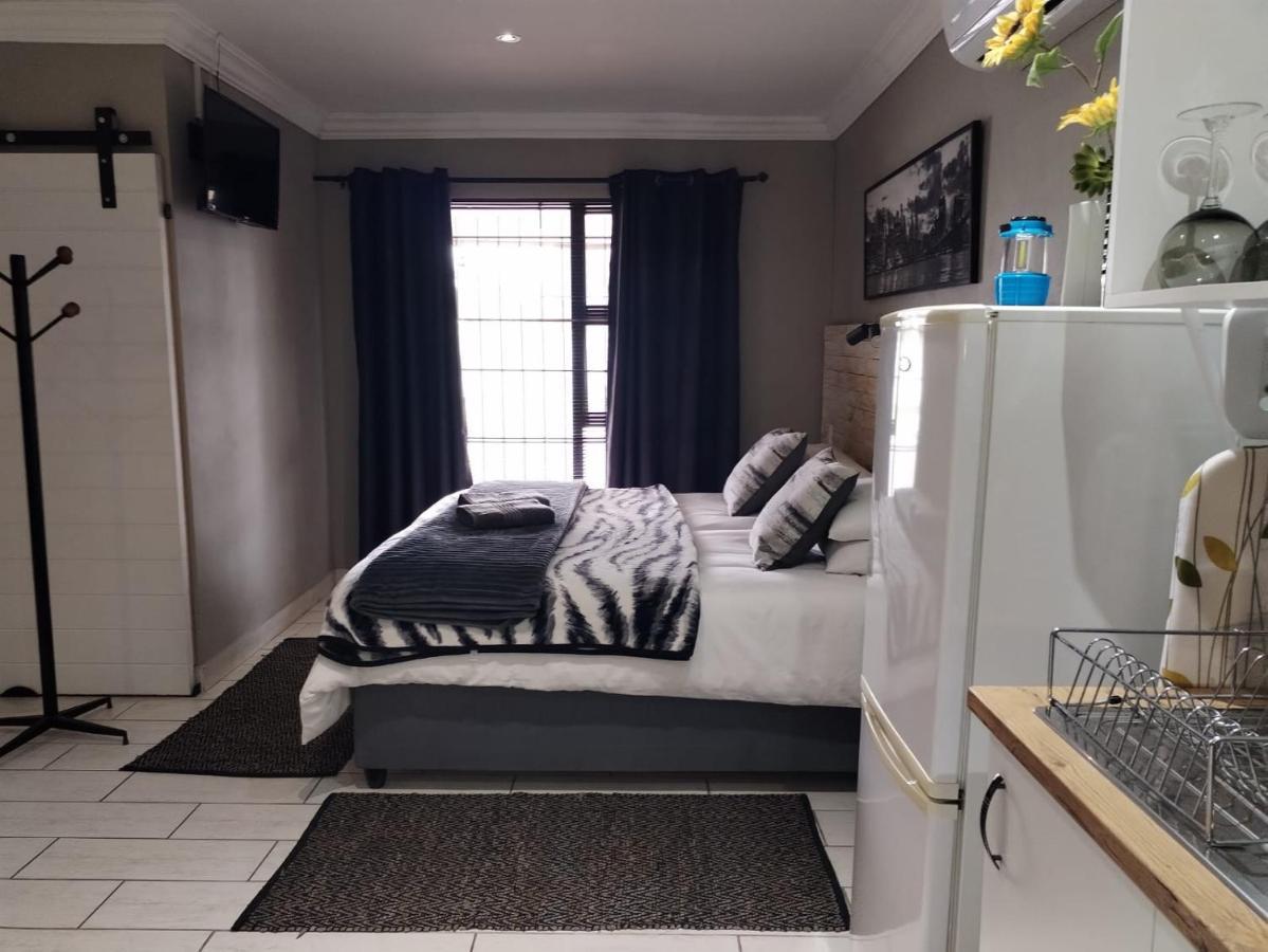 Villa Mariss Guesthouse Kraaifontein Esterno foto
