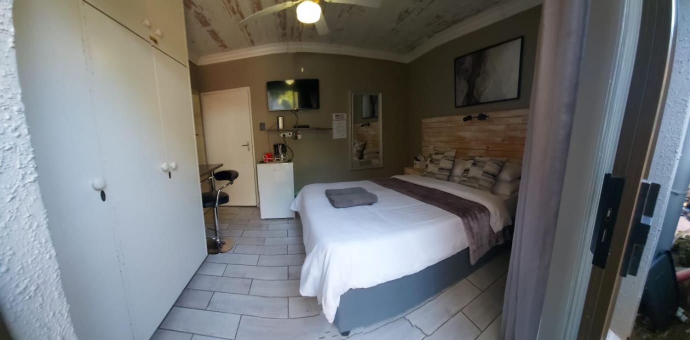 Villa Mariss Guesthouse Kraaifontein Esterno foto